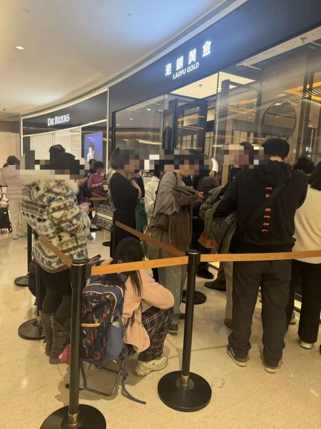 老铺黄金吊坠1夜涨价近2万元 购金热潮再现