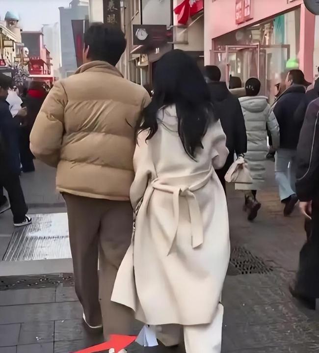 女子穿新裙逛街吊牌还在身上 明星穿搭引热议