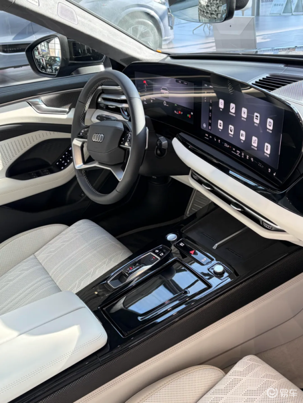 新一代奥迪A6L实车到店 全面升级引关注