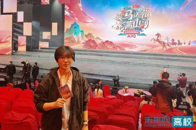 大连东软信息学院大二女生春晚“闯关记”