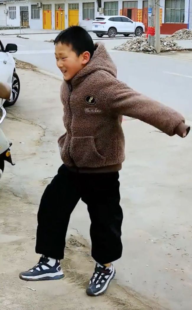 军车鸣笛回应敬礼男孩 纯粹敬意感动网友