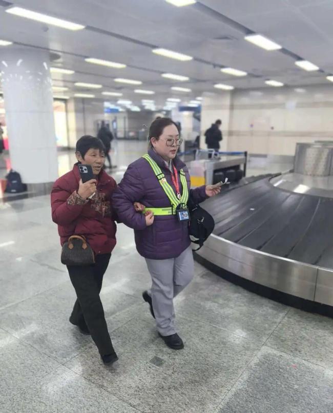 69岁老人不识字独自乘机网友接力护送 爱心接力温暖人心