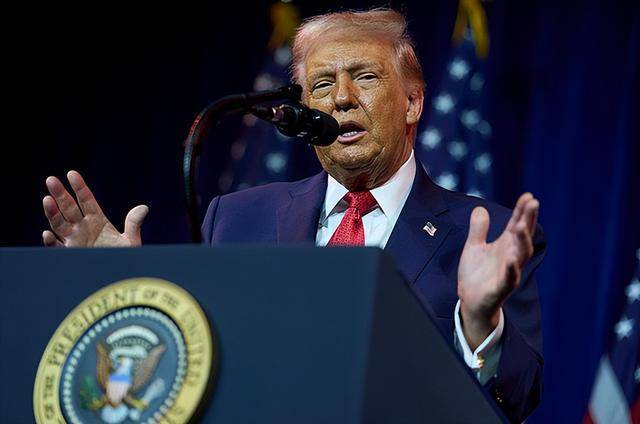 黑旗升起战争升级!卫星视角看美伊开战第二日:哈梅内伊殒命,美军多个基地被袭击!