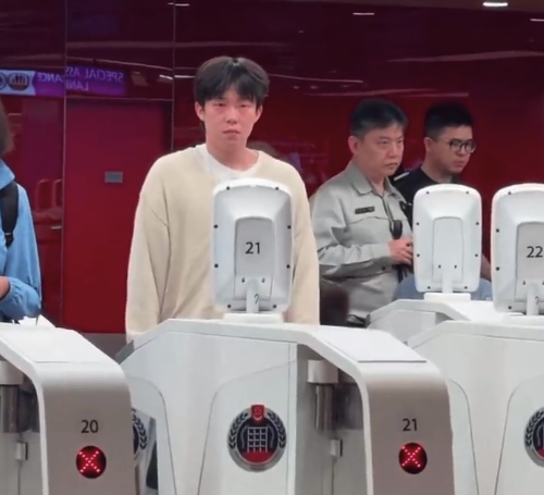 王楚钦过不了安检瞬间红温 网友：顺毛狗儿懵懵的好乖