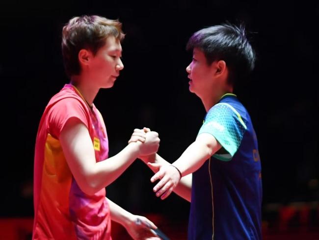 央媒祝贺孙颖莎夺冠，点赞王曼昱 巅峰对决精彩纷呈