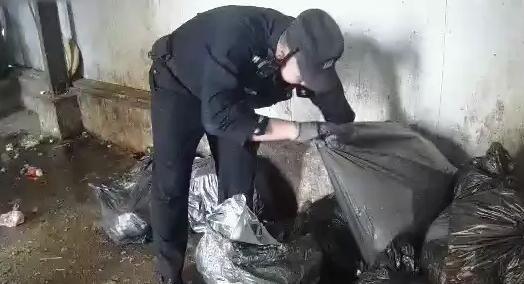 11万现金被亲妈当垃圾扔了 民警火速寻回