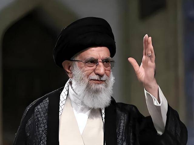 黑旗升起战争升级!卫星视角看美伊开战第二日:哈梅内伊殒命,美军多个基地被袭击!