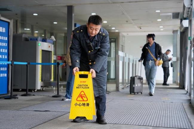 受降雪影响，国铁北京局管内多条高铁线路限速运行 确保旅客平安出行