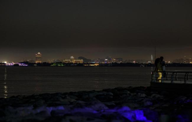 美以突袭伊朗祸及中东:世界最高楼与导弹“擦肩而过”,全球唯一七星酒店着火!