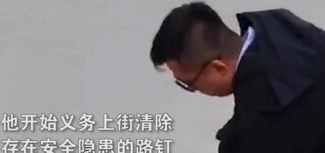 热心男子在路边公益拔钉 为行人清除隐患