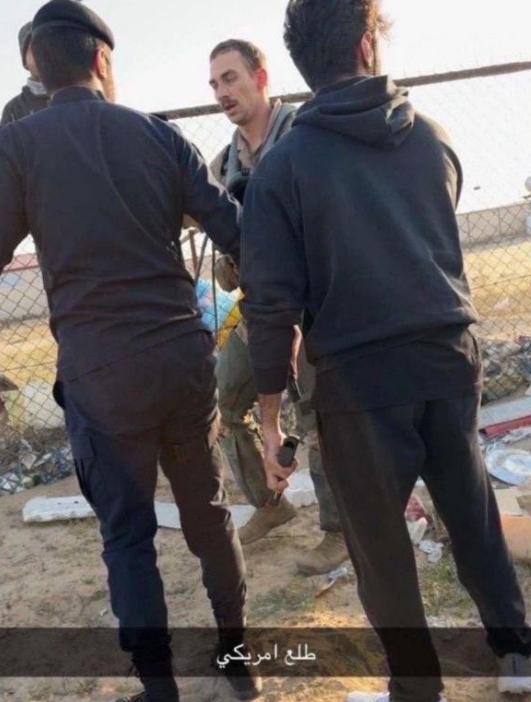 美军F-15战机疑被击中 飞行员跳伞 坠毁原因未知