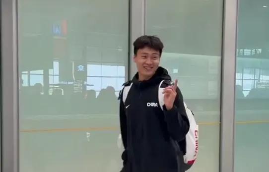 中国男篮凯旋而归！赵睿廖三宁脸带笑容与球迷互动引关注 年轻后卫展现实力