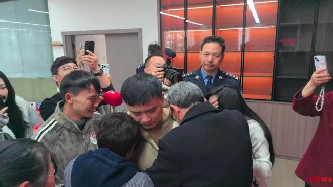 双胞胎弟弟找到失散35年的哥哥 惊人相似度引发惊叹