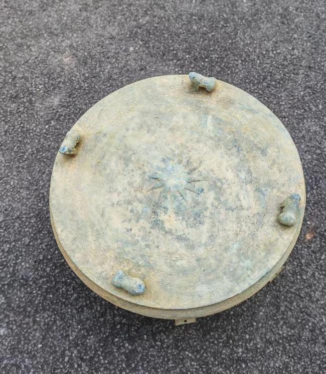 云南村民挖出东汉铜鼓主动捐出 珍贵文物再现