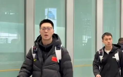 中国男篮凯旋而归！赵睿廖三宁脸带笑容与球迷互动引关注 年轻后卫展现实力