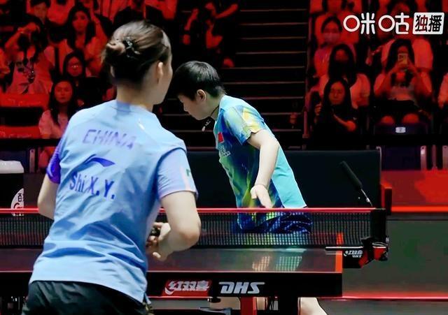 孙颖莎vs石洵瑶精彩球：22板对拉