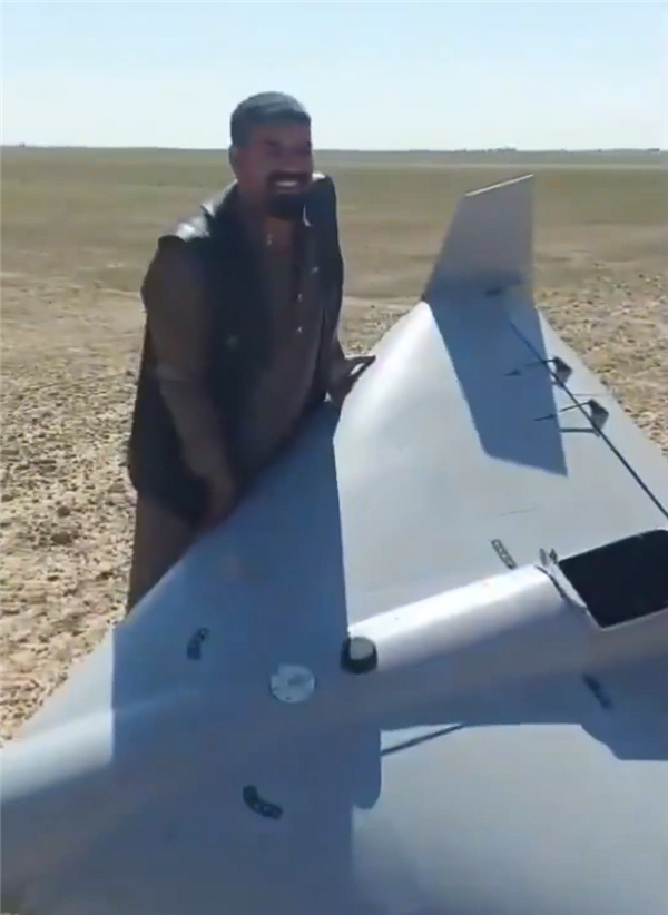 伊拉克平民捡到美军无人机 星链天线引关注