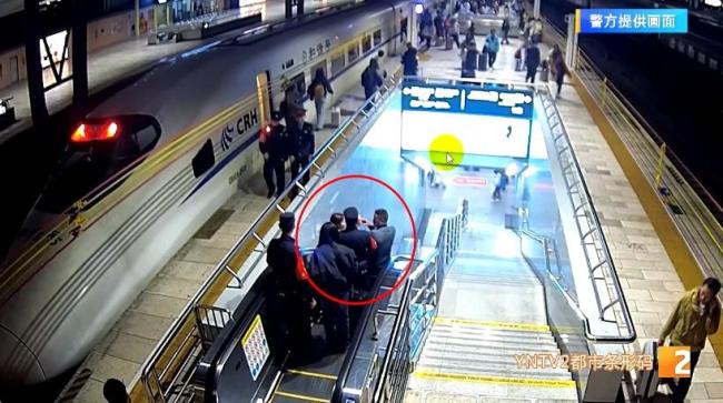 铁警开道护送断指男子就医 紧急救援温暖人心