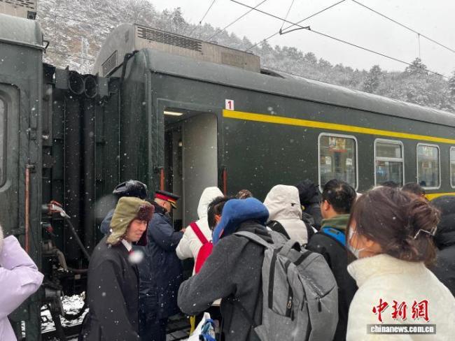 国铁北京局全力应对京津冀降雪天气 确保春运畅通安全