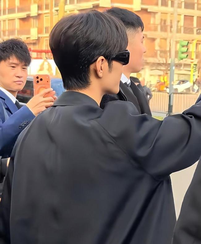 肖战试衣服时的表情 汗流浃背萌态十足