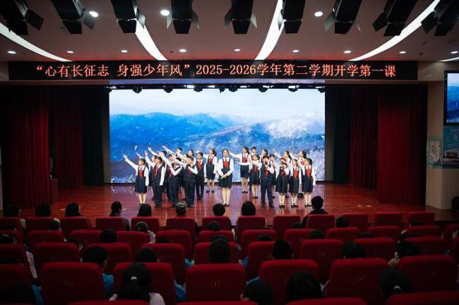 机器人在校门口迎接学生返校 智能迎宾添“智”趣