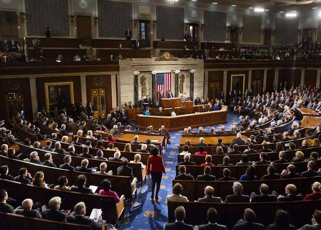 特朗普被催下台，国会限制总统动武 党派分歧加剧