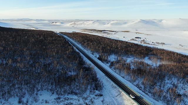 牧民开叉车送娃返校 极端天气下的无奈选择