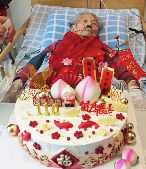 109岁长寿老人和重外孙女差100岁 家里五世同堂其乐融融