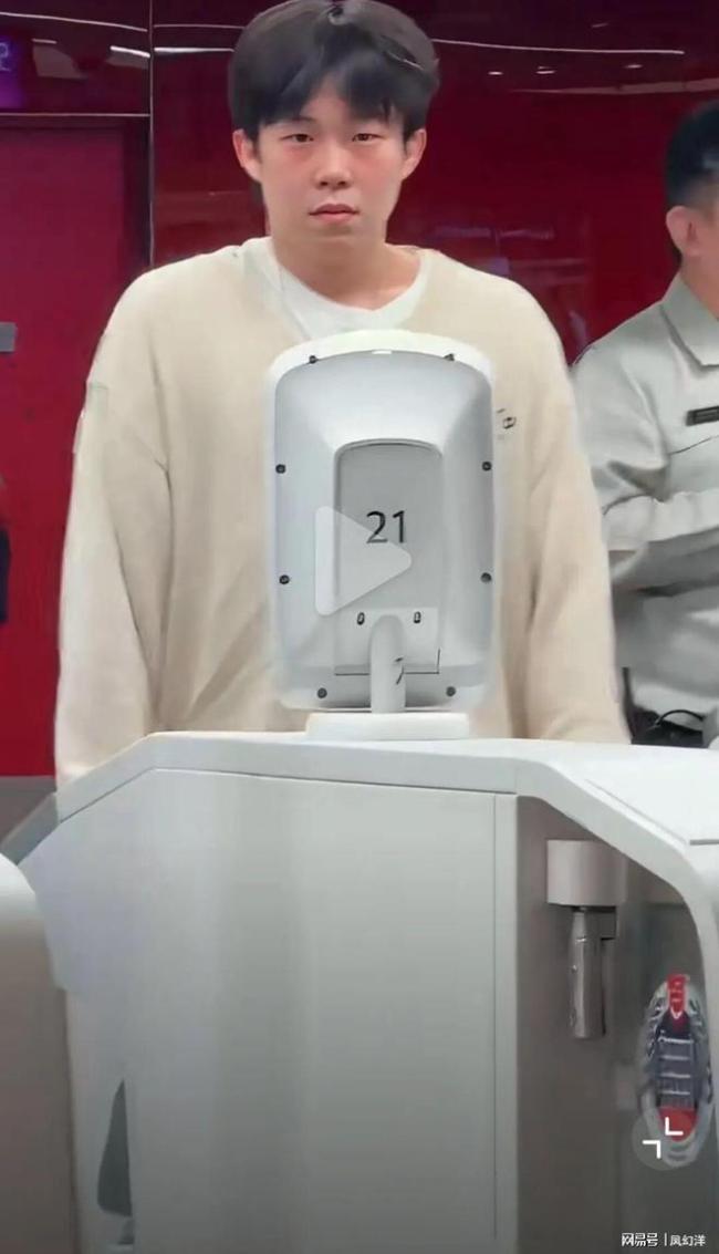 没睡好还是喝酒？王楚钦赛后状态引担忧 夺冠后状况成谜