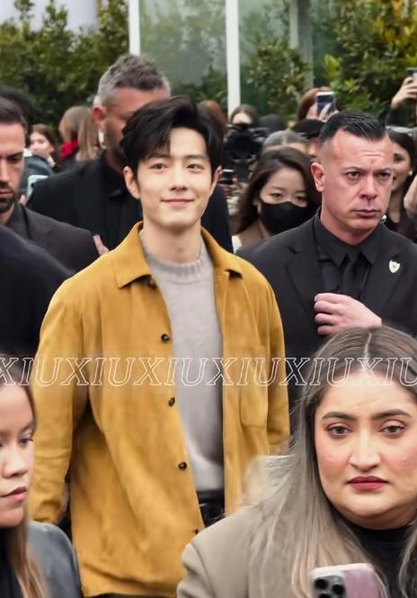 肖战试衣服时的表情 汗流浃背萌态十足