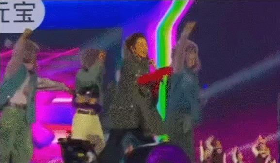 孙悦舞台上摔倒 专业素养获赞