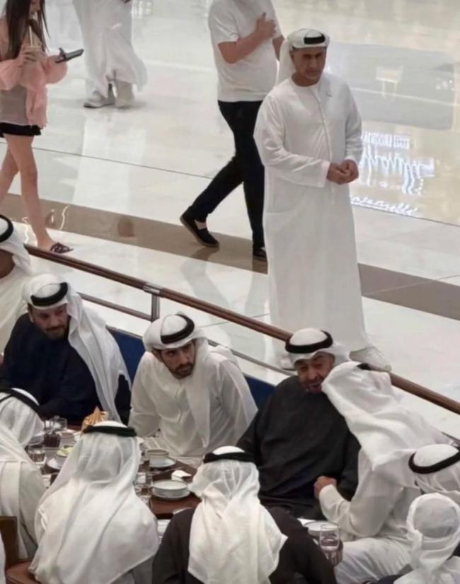 阿联酋总统走访迪拜商场稳人心 展示国家安定