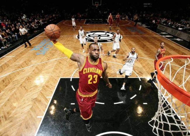 41岁詹姆斯逆天暴扣!慢镜还原现场:上演滑倒暴扣点燃全场,老将风采依旧