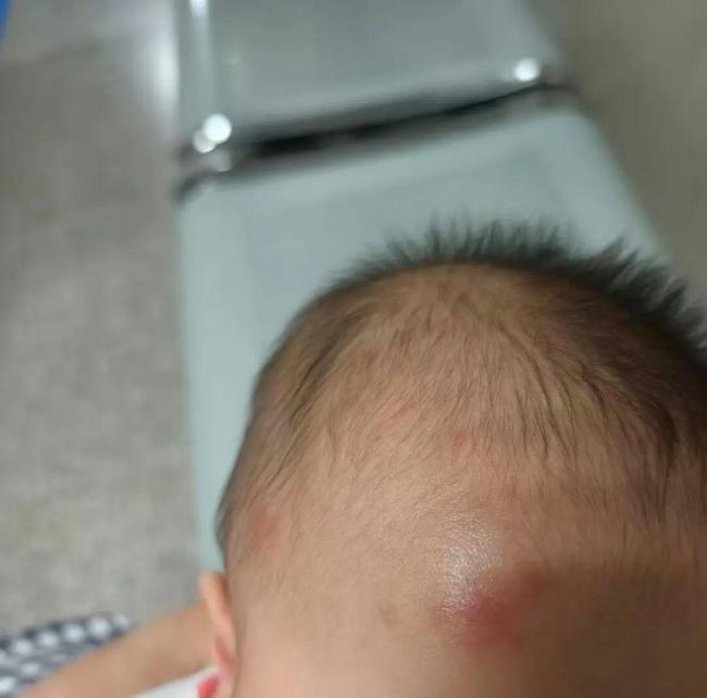 女子怀抱婴儿被玩具车撞倒 监控视频引热议