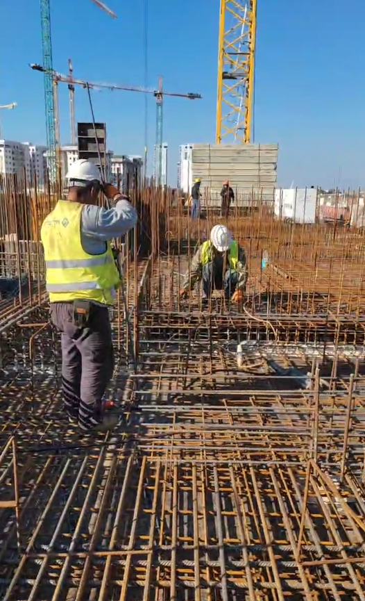 重庆建筑工人在以色列目击导弹飞过:每天该上班上班,超市也能买到东西!