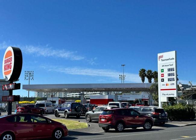 台媒：美伊冲突升级 油价暴涨13%