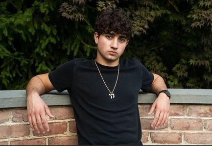 19岁少年做AI应用年入2亿 创业故事引关注