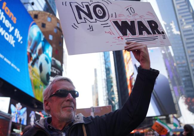 纽约民众抗议打击伊朗 集会游行示威