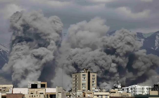 美国人也很纳闷：伊朗导弹还没炸光？美军沉默引发关注