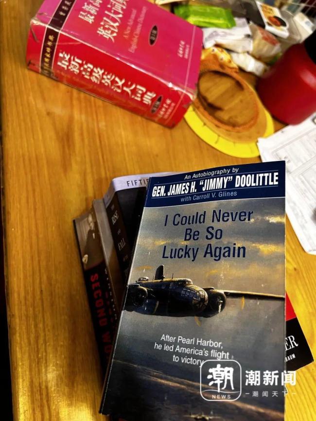 97岁社牛爷爷西湖边自信飙英语 活到老学到老