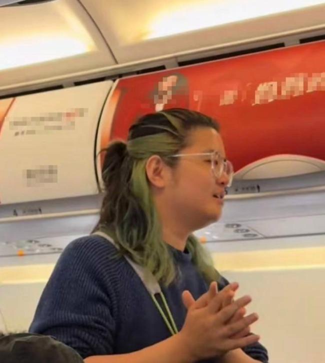 带娃坐飞机提前致歉送礼物 礼貌举动获点赞