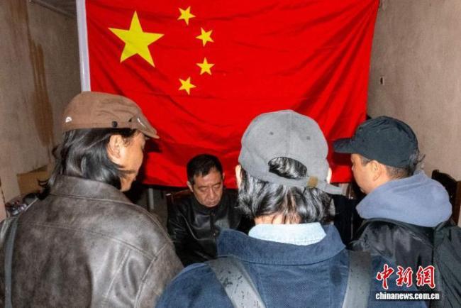 首批从伊朗撤离的中国公民抵达阿塞拜疆 平安通关