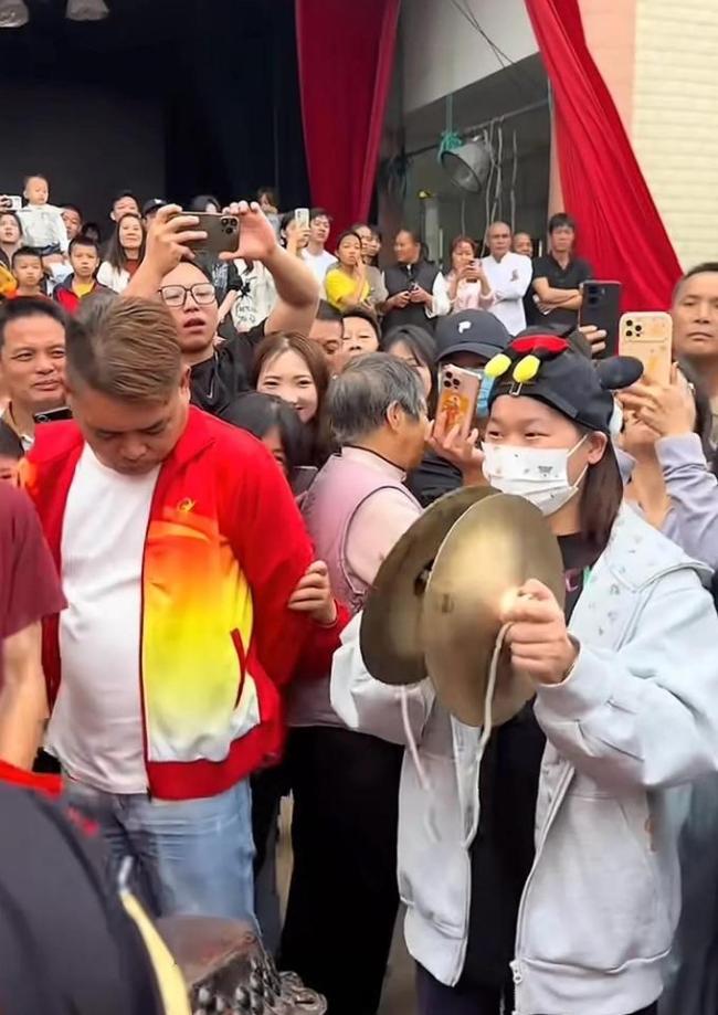 全红婵爸爸在线安利粤西年例 奥运冠军返乡共庆