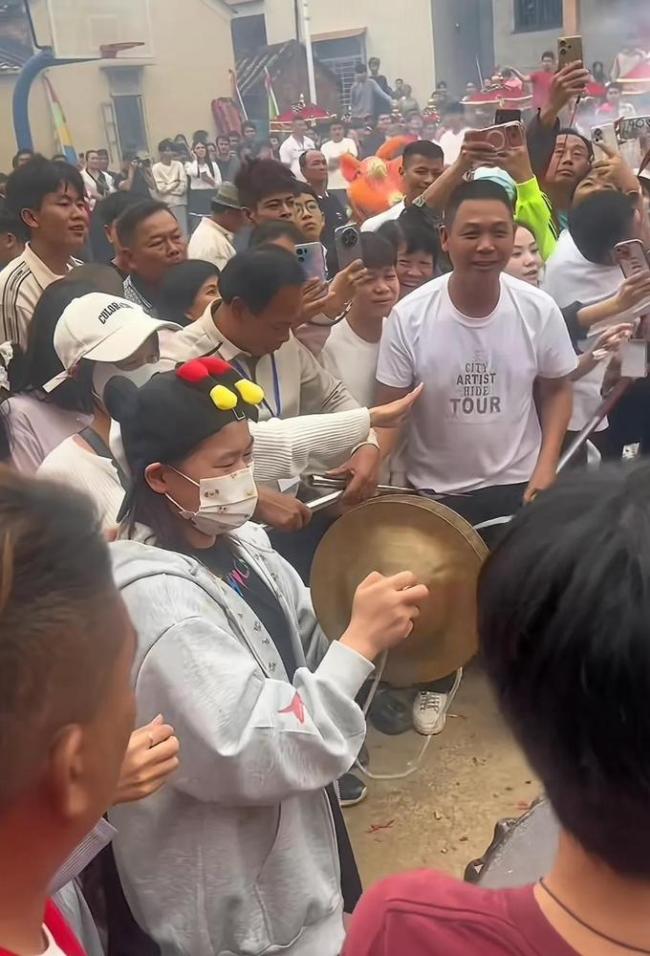 全红婵爸爸在线安利粤西年例 奥运冠军返乡共庆