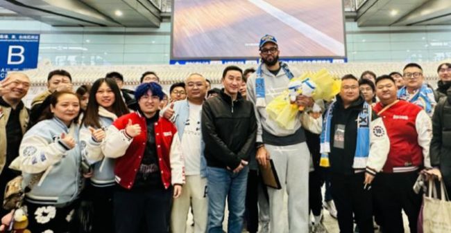 麦基正式抵达北京：张云松接机将穿0号 搭档周琦组超级双塔冲冠 冲击队史第4冠