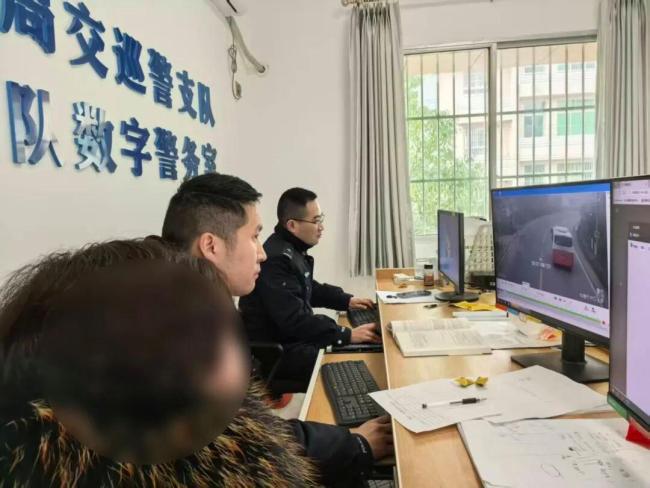 女子误以为现金被丢掉报警 虚惊一场找回失款