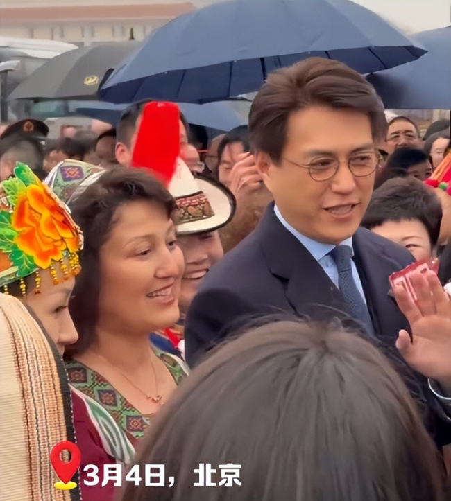 靳东现身两会被围堵走不动路,镜头王人快怼到脸上了,称我方不看短剧 委员中的顶流直面AI冲击