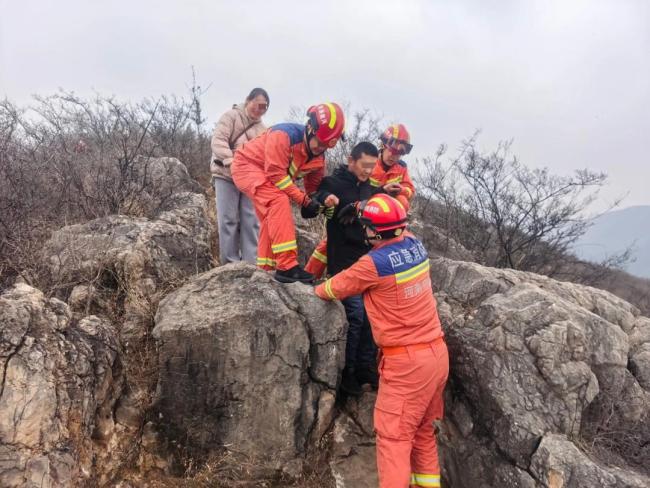 男子爬山因恐高腿软报警求助