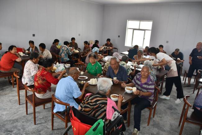 代表:每月200块养老金对农民太亏了 城乡养老差距十七倍