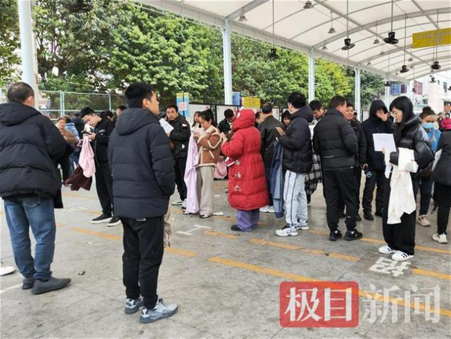 广州制衣村工人月入轻松过万 招工市场热闹非凡